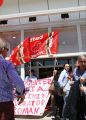 Manifestazione davanti l'ingresso di Bricocenter