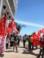 Manifestazione davanti l'ingresso di Bricocenter